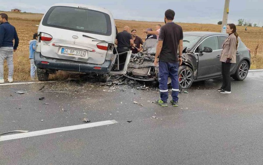 Tekirdağ Ergene'de panelvan ve otomobilin çarpışmasıyla 2'si çocuk 6 kişi yaralandı