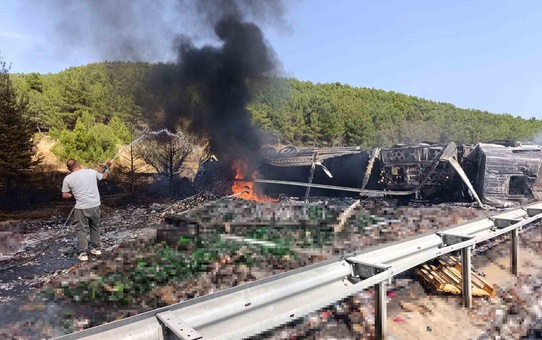 Uşak Banaz'da devrilen alkol yüklü tır alev aldı, sürücü yaralandı