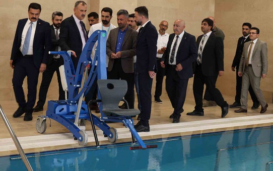 Ağrı'da sağlık yatırımlarını inceleyen Vali Bozkurt, göz kliniği açılışına katıldı