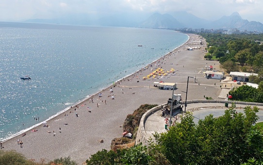 Antalya'da eylül sonu sahiller yazdan kalma görüntü verdi, sıcaklık 28 derece ölçüldü
