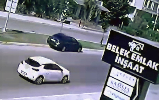 Antalya Serik'te fenalaşan sürücünün otomobili refüje çarptı, sürücü kurtarılamadı