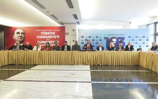 CHP Sözcüsü Sarı, YENİ Parti Sözcüsü Emre'ye Adalar iş birliğini hatırlatarak yanıt verdi