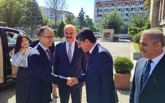 Çin'in Ankara Büyükelçisi Jiang, Batman Valisi Canalp'a çay seti hediye etti