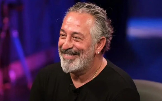 Cem Yılmaz oto sanayide ortaya çıktı, paylaşımı güldürdü