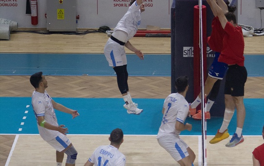 Gebze'deki voleybol turnuvasını İstanbul Büyükşehir Belediyespor namağlup tamamladı