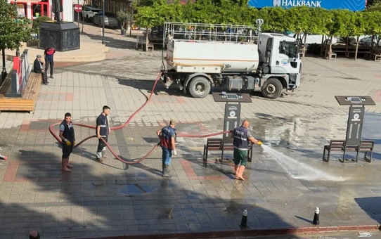 Sinop Ayancık'ta yoğun yağış sonrası çamur temizleniyor, atıklar toplanıyor