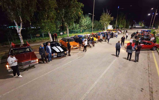 Erzurum'da 18 klasik araç, Türkeş'in ilk sahibi olduğu Chevrolet ile tur düzenledi.