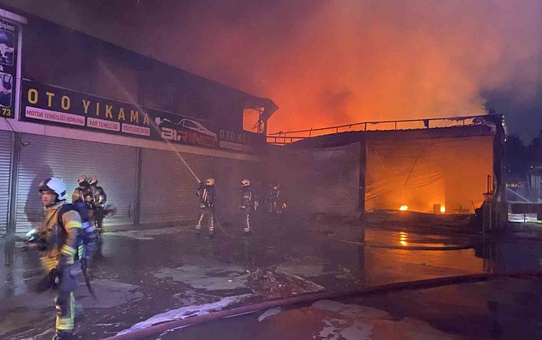 Esenyurt'ta 4 iş yeri ve yemek şirketine sıçrayan yangın 2 saatte söndürüldü