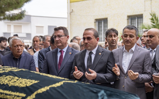 İzmir'in eski Büyükşehir Belediye Başkanı Özfatura, 83 yaşında hastanede öldü