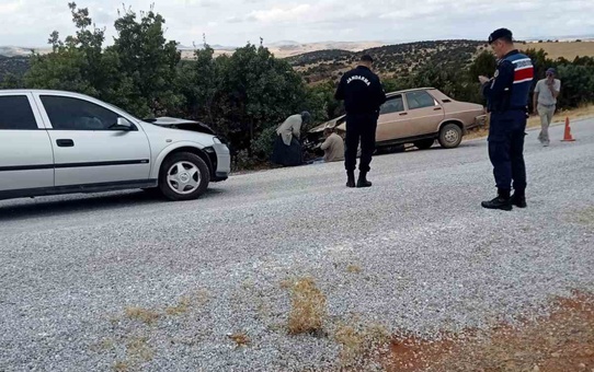 Eskişehir Sivrihisar'da kafa kafaya çarpışan iki otomobilde 1'i ağır 2 kişi yaralandı