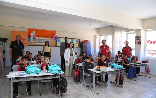 Hakkari'de vakıflardan okullara eğitim desteği