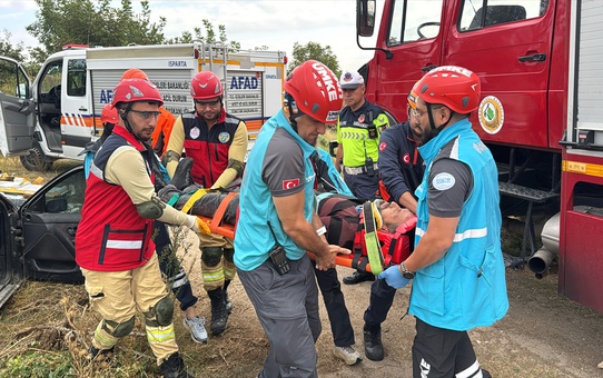 Isparta'da AFAD'ın fırtına tatbikatında araçta mahsur kalan kurtarıldı