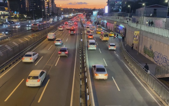 İBB verileri, İstanbul'da akşam trafik yoğunluğunun yüzde 69'a ulaştığını gösterdi