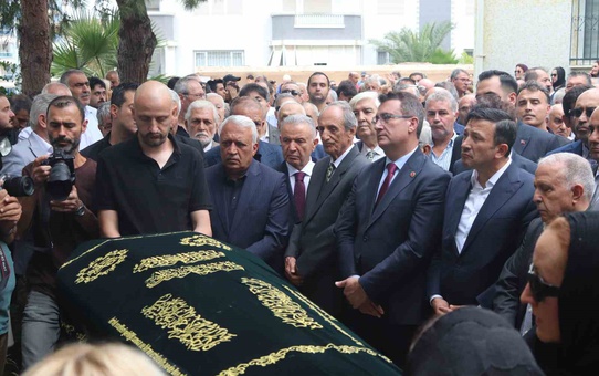 İzmir Büyükşehir eski başkanı Burhan Özfatura, 83 yaşında son yolculuğuna uğurlandı