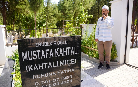 Kahtalı Mıçe, Kahta'daki mezarı başında sanatçı dostlarıyla dualarla anıldı