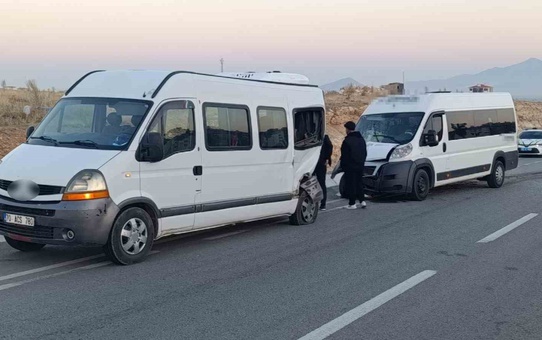 Karaman'da işçi servisine okul servisi çarptı; 1 yaralı hastaneye kaldırıldı