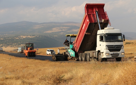 Bingöl Karlıova'da 14 km'lik grup köy yolu sıcak asfalta kavuşuyor