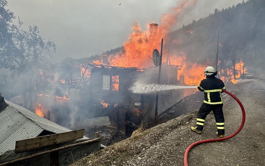 Kastamonu İnebolu'da Deresökü yangını 4 eve sıçradı, ekipler müdahale ediyor
