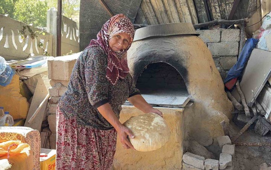 Kırklareli'de 64 yaşındaki Güllü Saykaç, taş fırın ekmeğinin yapımını anlattı
