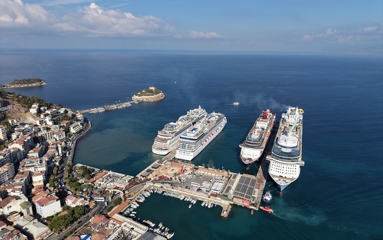 Kuşadası'na 4 kruvaziyerle 11 bin 811 turist geldi, bazıları Efes'i gezdi