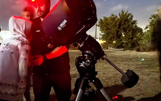 Kütahya Çavdarhisar'da gökyüzü etkinliğinde Ay ve Satürn teleskopla incelendi