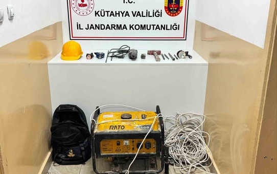 Kütahya Gelinkaya'da izinsiz kazıya jandarma operasyonu, 2 şüpheli gözaltına alındı