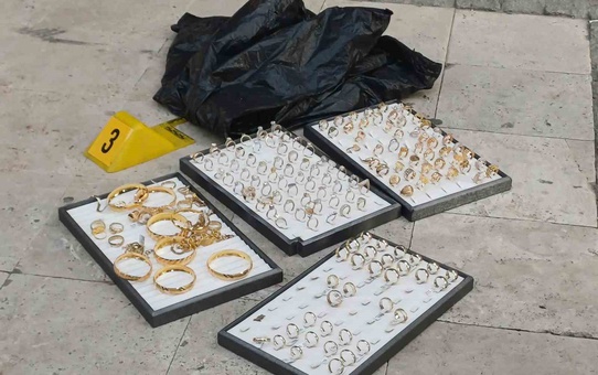 Maskeli soyguncu kuyumcuda ateş açtı! Esnafın müdahalesiyle yakalandı