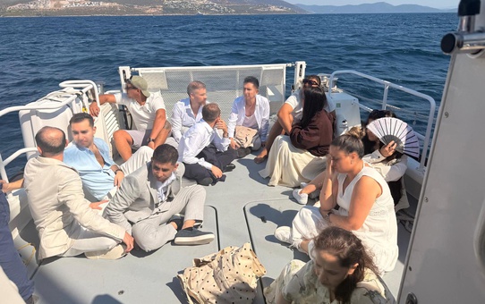 Muğla Milas'ta yelkenli teknede 4'ü çocuk 12 kaçak göçmen, 2 kaçakçı şüphelisi yakalandı
