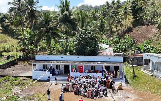 Komorlar'da yaklaşık 200 öğrencinin eğitim gördüğü okulun tadilatını TİKA tamamladı