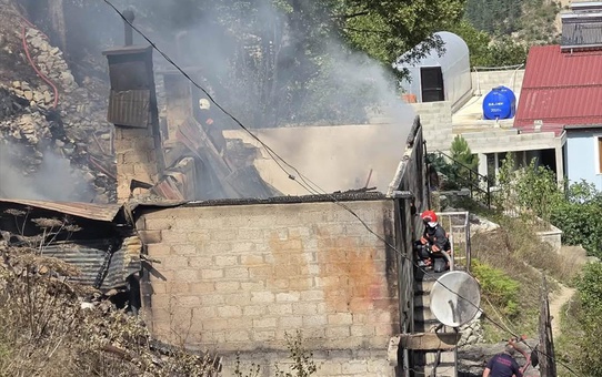 Trabzon Çaykara'da kardeşlerin evinde çıkan yangın söndürüldü, ev kullanılamaz oldu