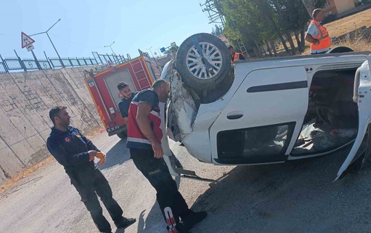 Van Erciş'te kontrolden çıkan otomobil istinat duvarından düştü, sürücü yaralandı