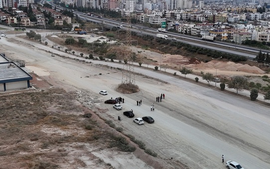 Adana Çukurova'da 2 yıldır bitmeyen Yılmaz Güney Bulvarı'nda mahalleli çözüm istedi