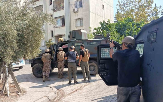 Adana'da hapis cezası olan şahıs patlayıcı gösterince polis ikna etmeye çalışıyor