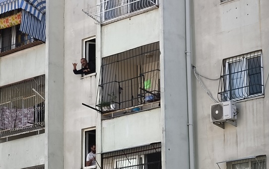 Adana Yüreğir'de polis baskınında şüpheli el bombası iddiasıyla eve kapandı
