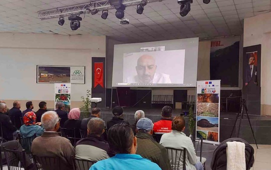 Afyonkarahisar Sultandağı'nda üreticiler kuşburnu ve badem eğitimi aldı