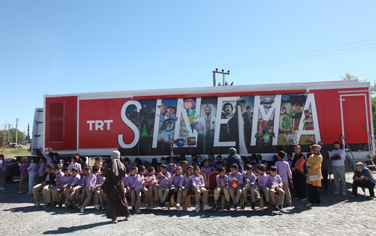 Ahlat'ta TRT Sinema Tırı'nda çocuklara animasyon filmi izletildi