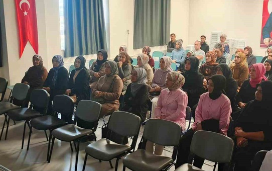 Altıntaş'ta 8. sınıf velilerine toplantı yapıldı, sınav hazırlıkları ele alındı
