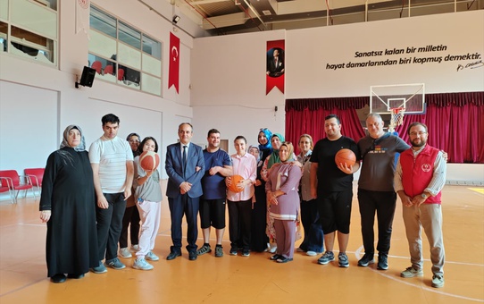Bafra'da özel gereksinimli gençler anneleriyle basketbol oynadı, madalya aldı