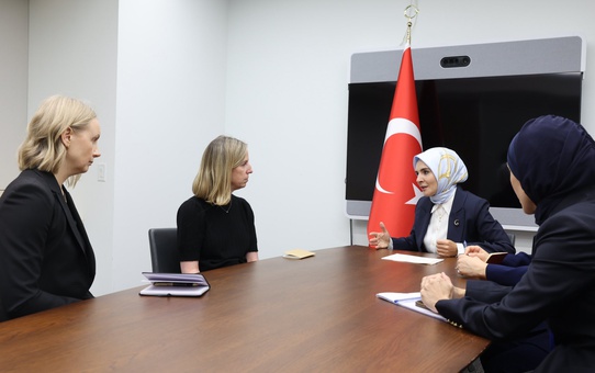 YouTube yetkilisi Miller, Göktaş ile 15 yaş altı sosyal medya düzenlemesini görüştü