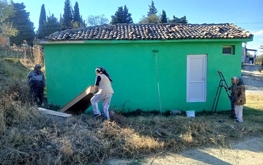 Gelibolu Bolayır'da mezarlık gasilhanesi kadınların imecesiyle boyanıp temizlendi