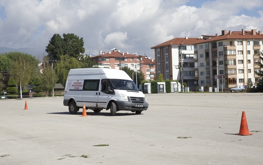 Bolu ve Zonguldak'taki 16 ambulans sürücüsüne güvenli sürüş eğitimi verildi