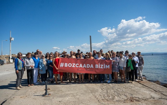 Bozcaada'da gönüllüler yat rıhtımı projesine denize girerek tepki gösterdi