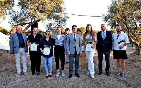 Çeşme Kent Konseyi, yaklaşık bin çocuğa gönüllü destek verenlere plaket verdi