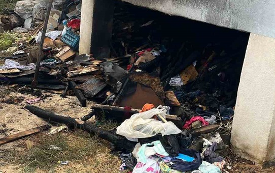 Elazığ Kovancılar'da balkon altındaki odunlar alev aldı, itfaiye yangını söndürdü