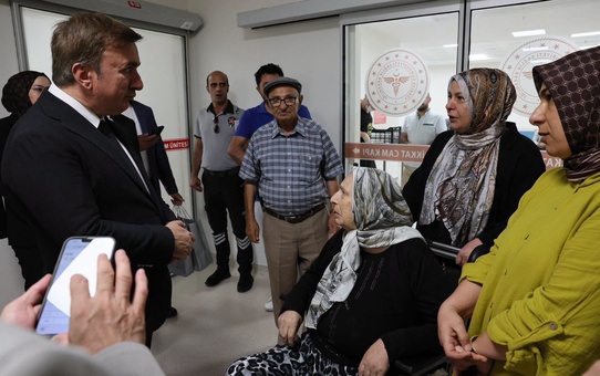 Erzincan Valisi Aydoğdu, Mengücek Gazi Hastanesi'nde hastalara geçmiş olsun diledi