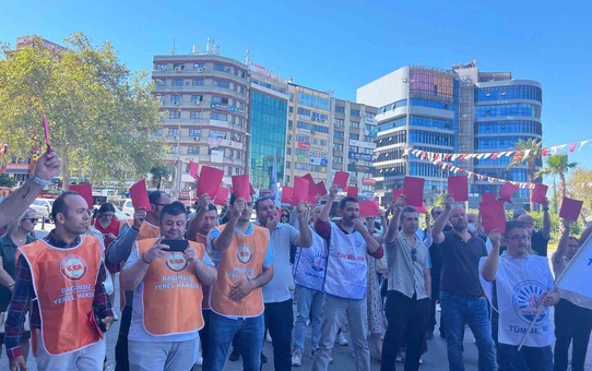 İzmir Konak Belediyesi işçileri ödenmeyen TİS hakları için kırmızı kart gösterdi