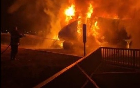 Kars Çevreyolu'nda tırın motoru alev aldı, sürücü hafif yaralı kurtuldu