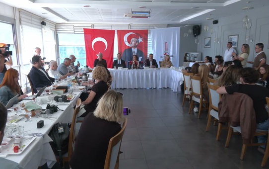 Karşıyaka Belediye Başkanı Ünsal, pano sökümünde kabloların açıkta kaldığını söyledi