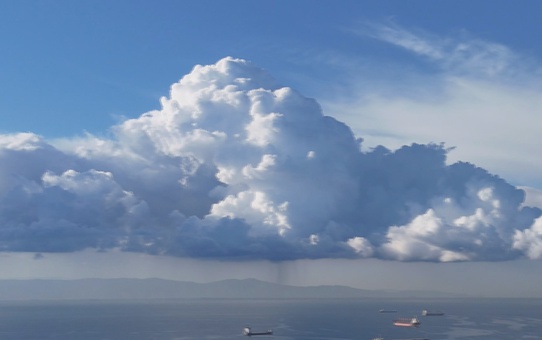 İstanbul'da sabah bulutlar Marmara Denizi üzerinde sıra dağları andırdı