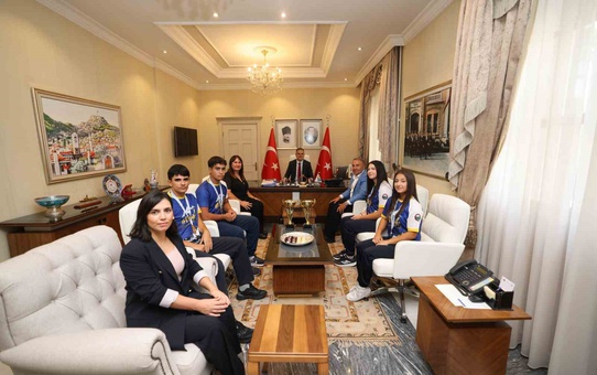 Rafting Türkiye şampiyonu Sarsala sporcuları Muğla Valisi Akbıyık'ı ziyaret etti